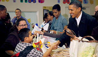 Барак Обама раздал американцам продукты Барак Обама раздал американцам продукты