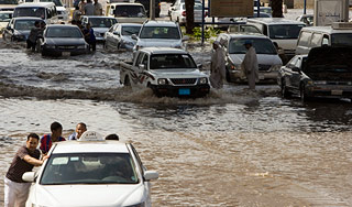 Наводнение продолжает убивать паломников Наводнение продолжает убивать паломников