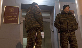 Семьи обвиняемых в Перми взяли под охрану Семьи обвиняемых в Перми взяли под охрану