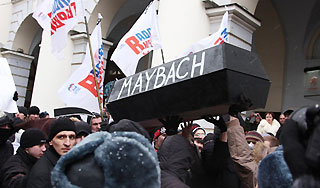 Жириновскому подарили гроб "Майбах" Жириновскому подарили гроб "Майбах"