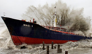 Шторм выбросил танкер на пляж Абхазии Шторм выбросил танкер на пляж Абхазии