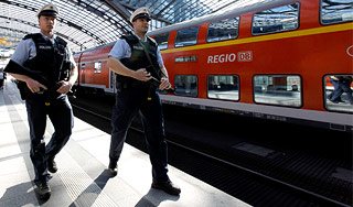 Полиция Польши отбила поезд у беженцев Полиция Польши отбила поезд у беженцев