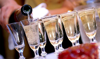 Власти Москвы обещают дешевое шампанское Власти Москвы обещают дешевое шампанское