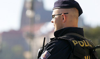 Грабитель банка захватил заложников в Праге Грабитель банка захватил заложников в Праге