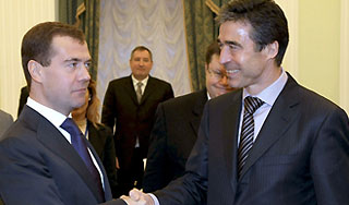 НАТО просит Россию помочь вертолетами НАТО просит Россию помочь вертолетами