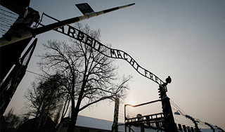 С лагеря смерти Освенцим украли вывеску С лагеря смерти Освенцим украли вывеску