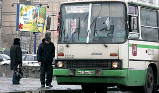 В Москве автобус врезался в бетонный забор В Москве автобус врезался в бетонный забор
