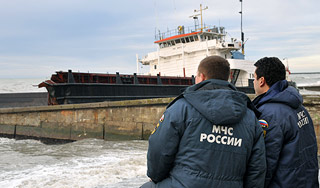 Салярку у берегов Сочи откачают бензовозами Салярку у берегов Сочи откачают бензовозами