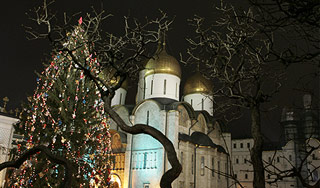 Кремлевскую елку украсят две тысячи игрушек Кремлевскую елку украсят две тысячи игрушек