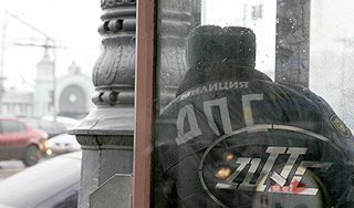 Постовой избил ногами водителя и пассажиров Постовой избил ногами водителя и пассажиров