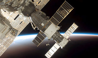 Космонавты прибыли на МКС с елкой Космонавты прибыли на МКС с елкой