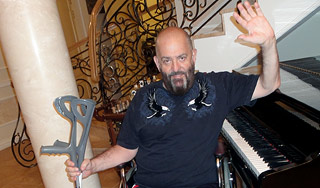 Шуфутинский оказался в инвалидном кресле Шуфутинский оказался в инвалидном кресле