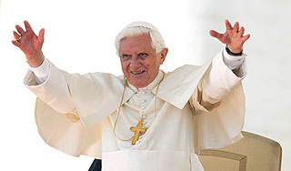 Папа Римский отобедал с бездомными и нищими Папа Римский отобедал с бездомными и нищими