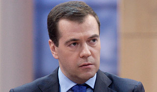 Медведев оставил губернаторам три срока Медведев оставил губернаторам три срока