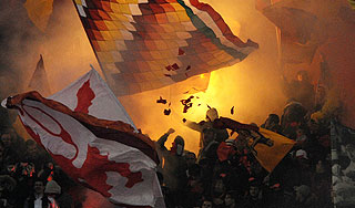 Болельщики избили футбольную команду Болельщики избили футбольную команду