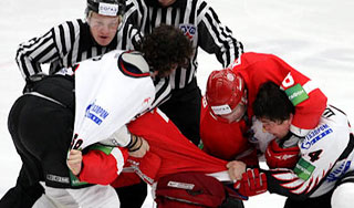 Хоккеисты КХЛ устроили побоище на льду Хоккеисты КХЛ устроили побоище на льду