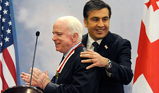 Саакашвили подарил Маккейну пистолет Саакашвили подарил Маккейну пистолет