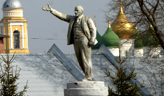 Воры на автокране украли памятник Ленину Воры на автокране украли памятник Ленину