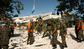 На разрушенном Гаити царит хаос На разрушенном Гаити царит хаос