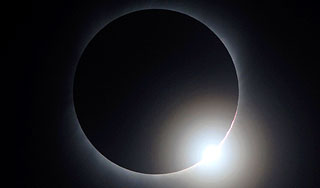 На Земле началось солнечное затмение На Земле началось солнечное затмение