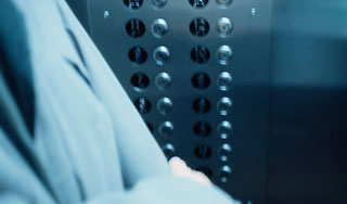 Женщина прожила в лифте восемь дней Женщина прожила в лифте восемь дней