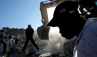 Погибших гаитян убирают с улиц бульдозерами Погибших гаитян убирают с улиц бульдозерами