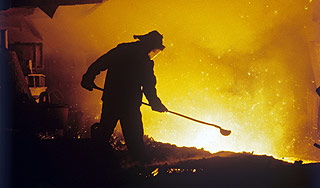 Металлург прыгнул в раскаленную печь Металлург прыгнул в раскаленную печь