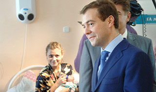 Медведев требует увеличить рождаемость Медведев требует увеличить рождаемость