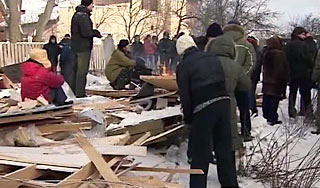 Московские власти начали снос поселка ночью Московские власти начали снос поселка ночью