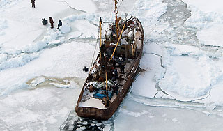 Россиян спасают с обледеневшего судна Россиян спасают с обледеневшего судна