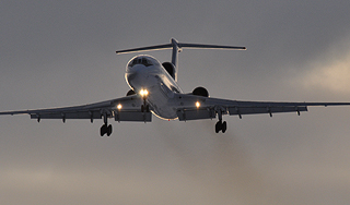 Горящий Ту-154 ранил пассажиров в аэропорту Горящий Ту-154 ранил пассажиров в аэропорту