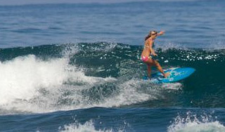 Девочка спасла жизнь доской для серфинга Девочка спасла жизнь доской для серфинга