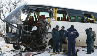 КАМАЗ протаранил автобус с людьми КАМАЗ протаранил автобус с людьми