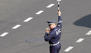 Жезл сотрудника ГАИ снабдили электрошоком Жезл сотрудника ГАИ снабдили электрошоком