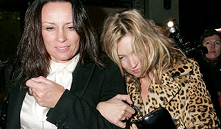 Кейт Мосс не знает меры в алкоголе Кейт Мосс не знает меры в алкоголе