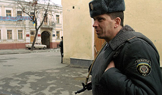 Пьяная украинка разбила авто наблюдателей Пьяная украинка разбила авто наблюдателей