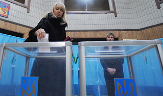 Тимошенко догоняет Януковича Тимошенко догоняет Януковича