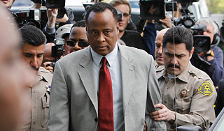 Врач Джексона отпущен под залог $75 тыс. Врач Джексона отпущен под залог $75 тыс.