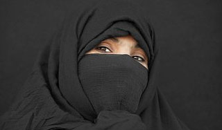 Жена дипломата оказалась бородатой и косой Жена дипломата оказалась бородатой и косой