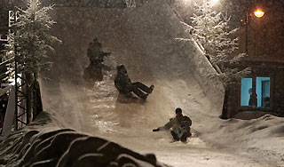 Ребенок умер после катания с ледяной горки Ребенок умер после катания с ледяной горки