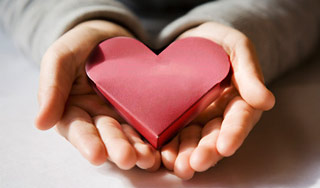 Влюбленные празднуют Валентинов день Влюбленные празднуют Валентинов день