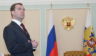 Медведев пригласил Януковича в гости Медведев пригласил Януковича в гости