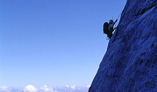 Альпинист упал в кратер вулкана и погиб Альпинист упал в кратер вулкана и погиб