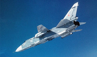 Истребитель загорелся на взлетной полосе Истребитель загорелся на взлетной полосе