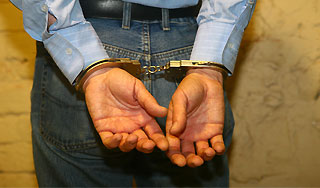 Менявший паспорт мужчина оказался женщиной Менявший паспорт мужчина оказался женщиной