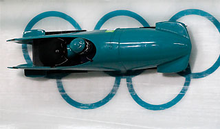 На олимпийской трассе разбился бобслеист На олимпийской трассе разбился бобслеист