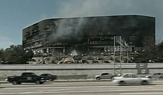 В Техасе пилот-камикадзе врезался в дом В Техасе пилот-камикадзе врезался в дом