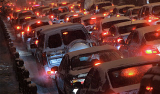 Снегопад создал в Москве рекордные пробки Снегопад создал в Москве рекордные пробки