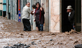 В Португалии ливни убили десятки людей В Португалии ливни убили десятки людей