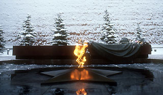 Вечный огонь вернулся к Кремлевской стене Вечный огонь вернулся к Кремлевской стене